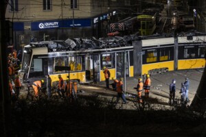 tramway deraille a milan chaussures du conducteur saisies