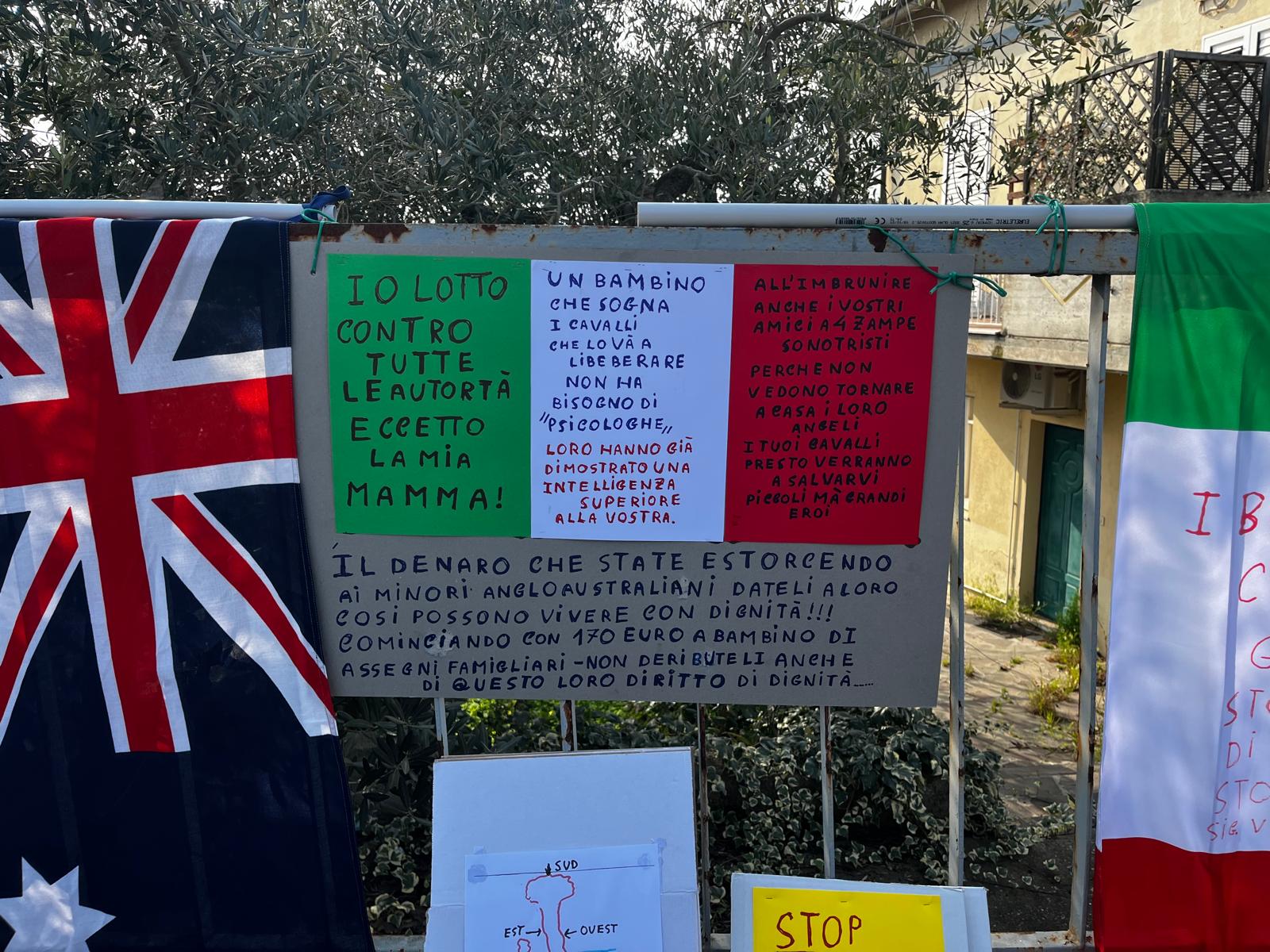 famille dans les bois sit in devant la maison daccueil pancartes et jouets pour les enfants