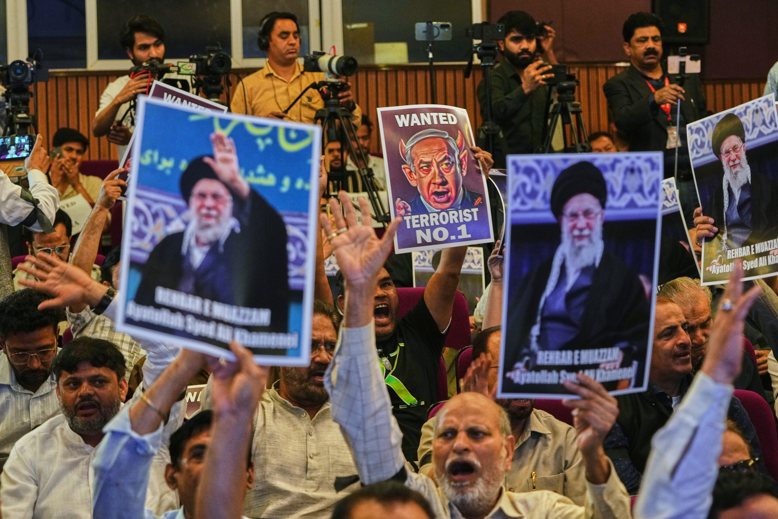 Iran, membre de l'Assemblée des experts : « Khamenei restera à la tête du pays » 1 iran membre de lassemblee des experts khamenei restera a la tete du pays scaled