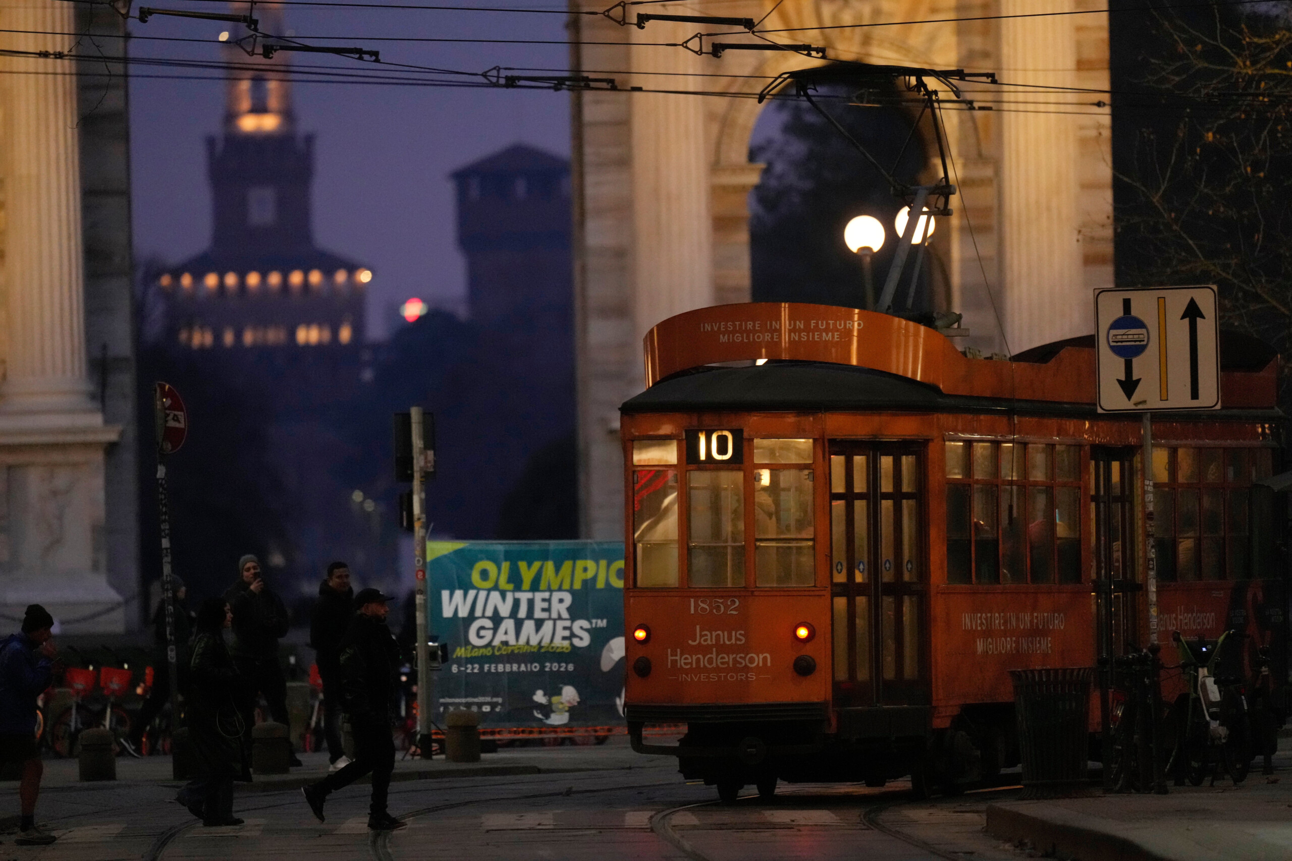 milan un tramway sans passagers deraille un boulon sur les rails scaled