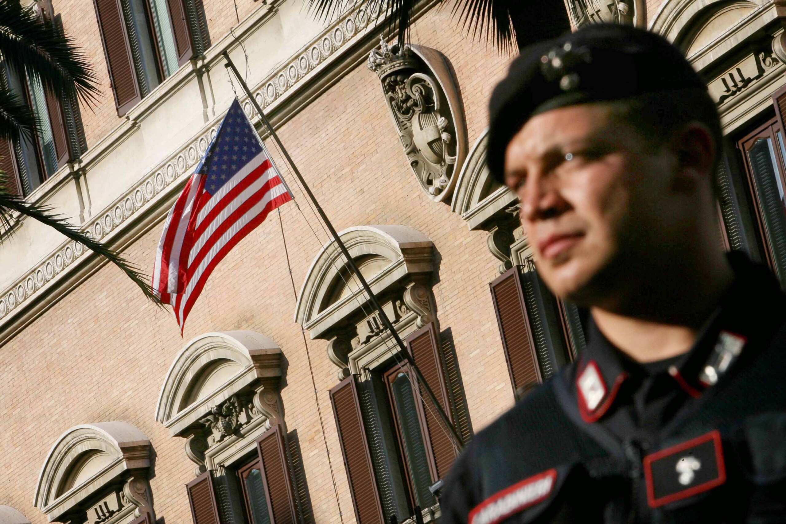 Norvège : explosion devant l'ambassade américaine, légers dégâts à l'entrée 1 norvege explosion devant lambassade americaine legers degats a lentree scaled