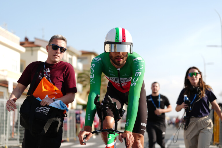 cyclisme tirreno adriatico premiere etape et maillot de leader pour ganna