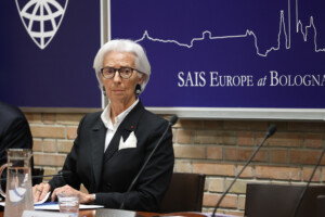 bce lagarde nous prendrons les mesures necessaires pour maintenir linflation sous controle