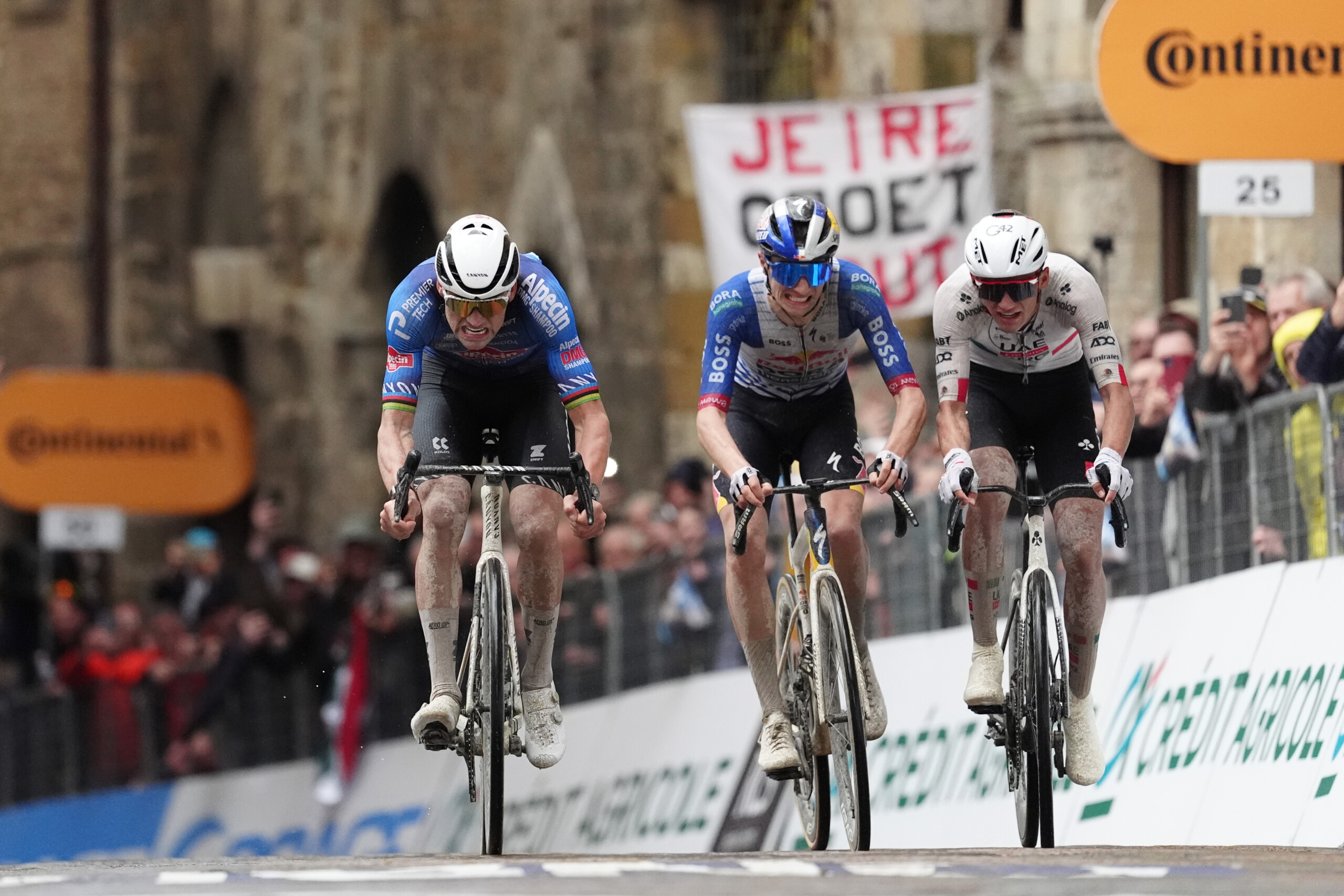 cyclisme tirreno adriatico van der poel remporte la deuxieme etape del toro nouveau leader scaled