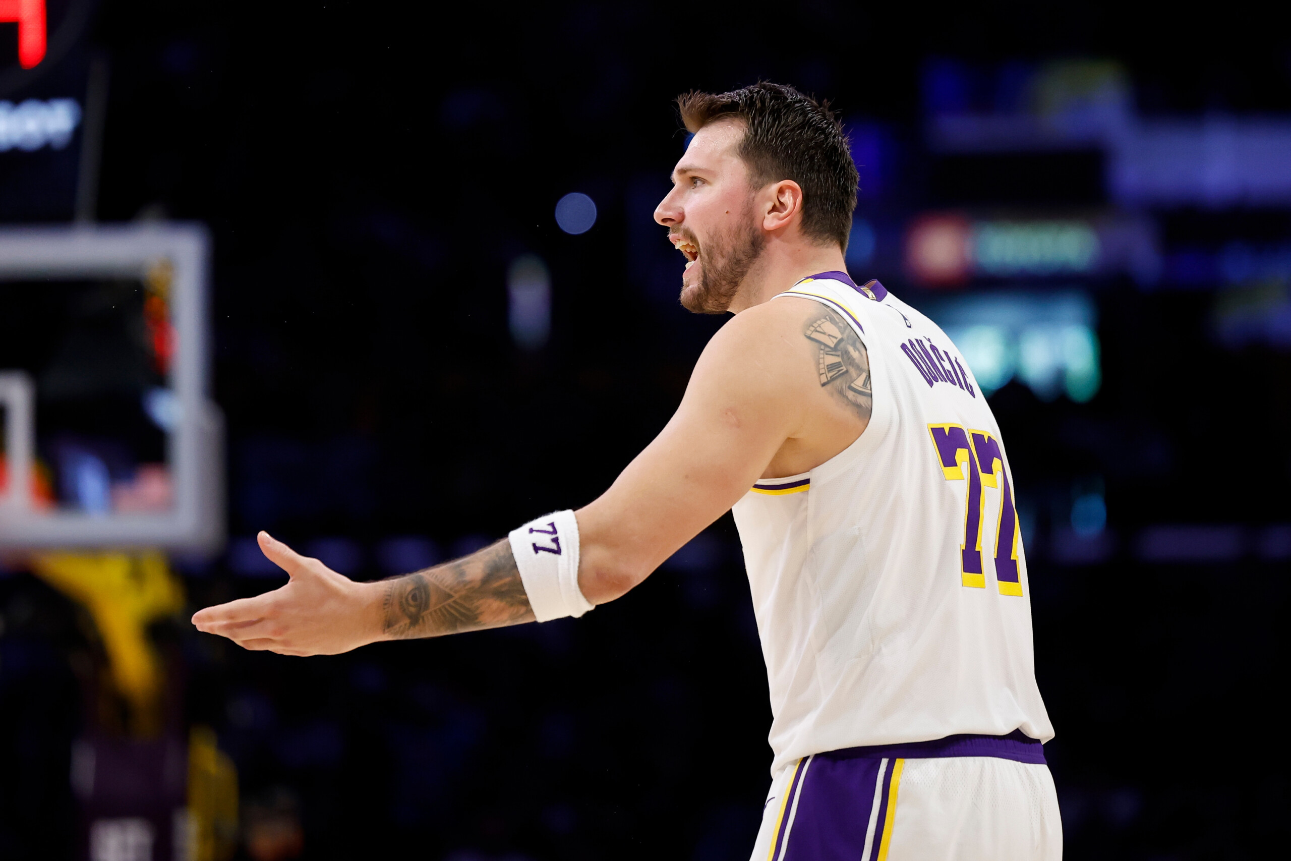 nba il fait un geste signifiant argent a larbitre doncic ecope dune amende de 50 000 dollars scaled