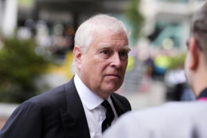 affaire epstein une photo de lancien prince andrew et de mandelson en peignoir en sa compagnie fait surface