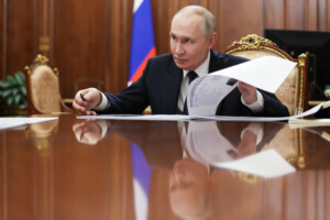 lukraine berlin et six pays du g7 sopposent a la levee des sanctions contre la russie