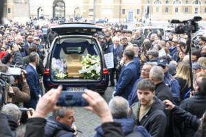 les funerailles denrica bonaccorti a rome mgr stagliano elle a seme lamour