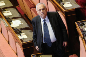 lazio menaces contre lotito sur le mur de leglise de montesacro la solidarite de tajani