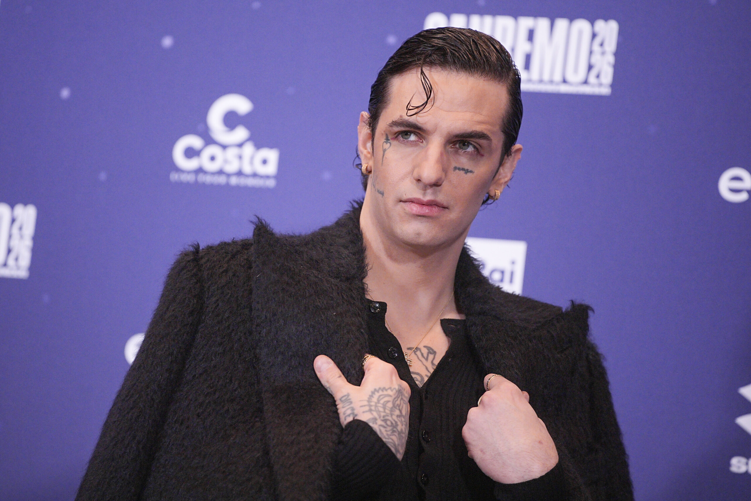 Crans-Montana : Achille Lauro rend visite aux jeunes hospitalisés à Niguarda 1 crans montana achille lauro rend visite aux jeunes hospitalises a niguarda scaled