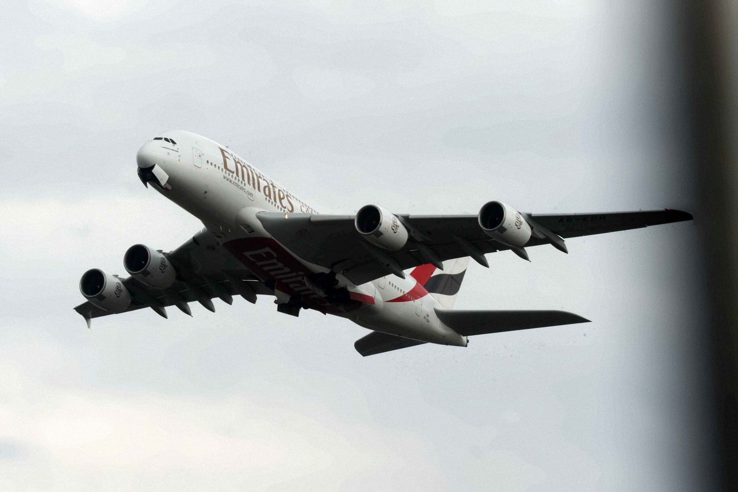 iran un drone provoque un incendie a laeroport de dubai emirates suspend ses vols scaled