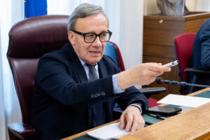 une famille dans la foret le pd la russa exploite cyniquement cette affaire a lapproche du referendum