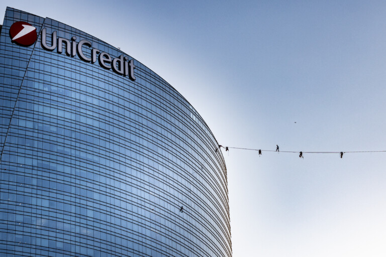 unicredit lance une offre publique dachat volontaire visant a depasser les 30 du capital de commerzbank
