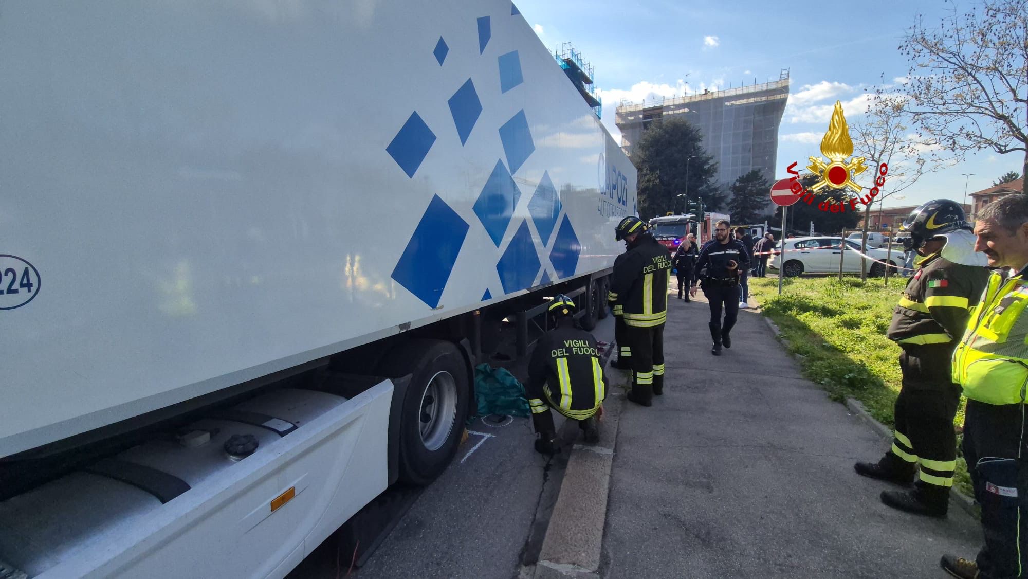 accidents de la route un camion heurte et tue un pieton a milan