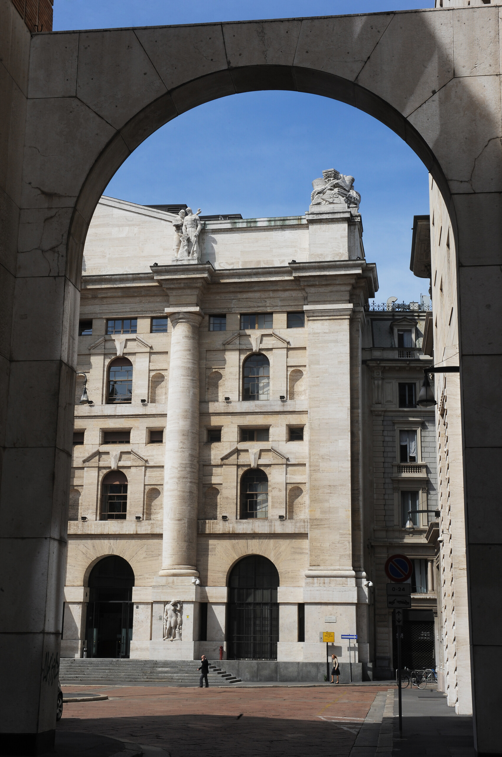 bourse milan termine en hausse le ftse mib gagne 122 avec tenaris et eni en tete scaled