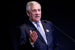 iran tajani la securite des navires dans le golfe passe par le dialogue litalie jouera un role