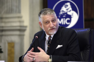 biennale de venise giuli ne se rendra pas a linauguration du pavillon sarcone le remplacera