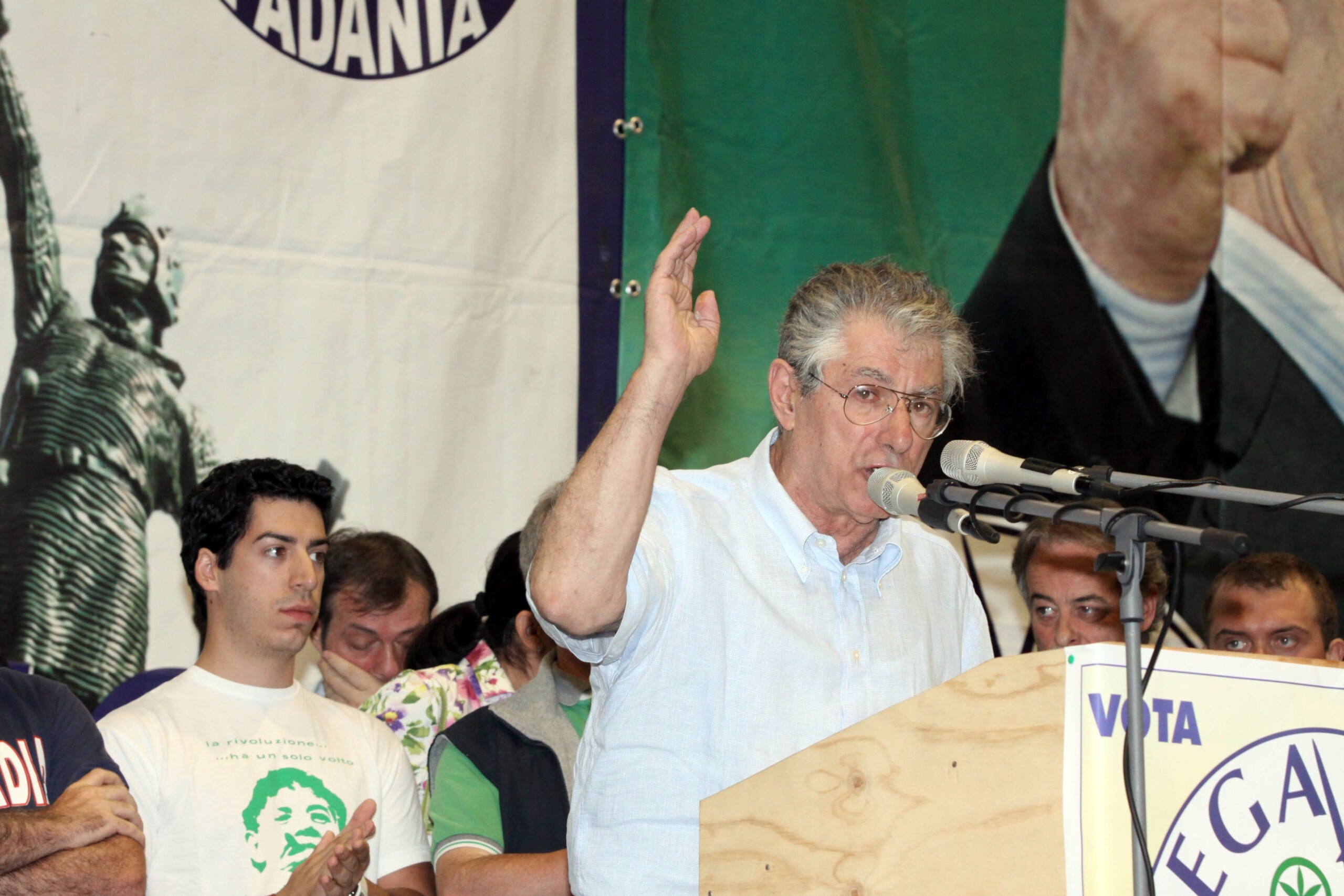 Bossi, son fils Renzo : « Dernier adieu avec le peuple de la Padanie » 1 bossi son fils renzo dernier adieu avec le peuple de la padanie scaled