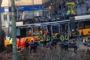 deraillement dun tramway a milan le conducteur de latm etait au telephone jusqua 12 secondes avant la collision