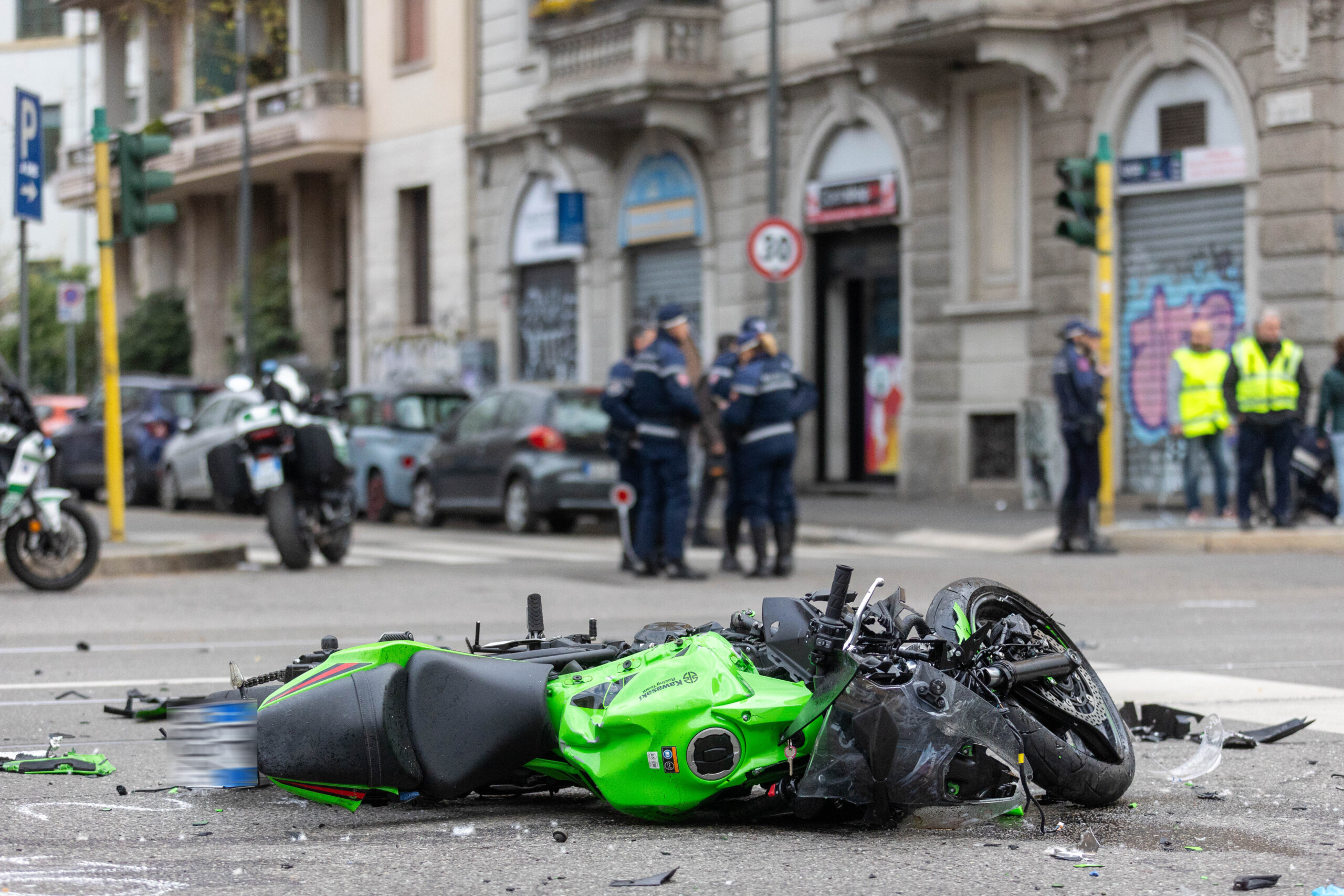 accidents de la route collision voiture moto deux personnes dans la vingtaine decedent a milan scaled