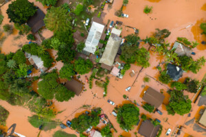 etats unis graves inondations et risque pour un barrage a hawai des milliers de personnes evacuees