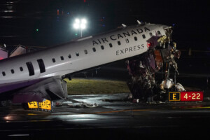 etats unis un avion percute un vehicule des pompiers a laeroport laguardia 2 morts