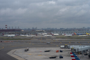 new york collision sur la piste de laeroport laguardia entre un avion et un vehicule de service suspension des vols