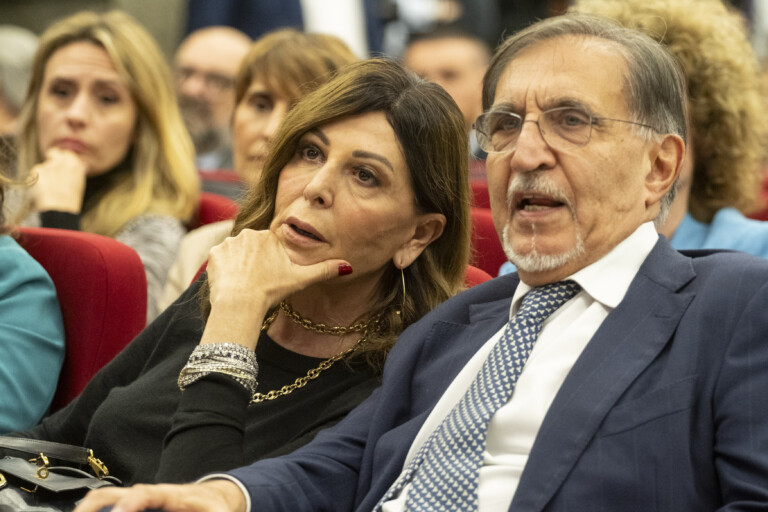 gouvernement la russa je soutiens santanche qui fait preuve dun grand sens des responsabilites