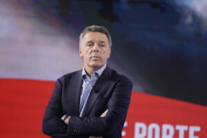 gouvernement renzi meloni a confiance dans le parlement mais il est conteste par le peuple