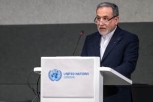 iran araghchi en cas dattaque contre des sites industriels israel paiera un lourd tribut