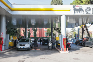 carburants mimit prix moyen de lessence en libre service a 1751 euro litre du gazole a 2067
