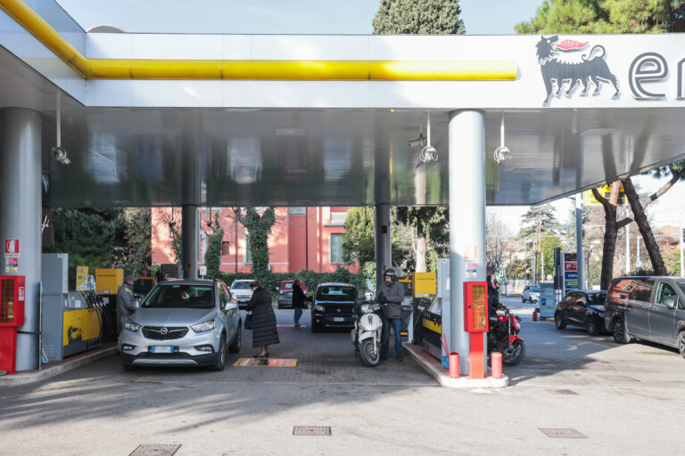 carburants mimit prix moyen de lessence en libre service a 1751 euro litre du gazole a 2067