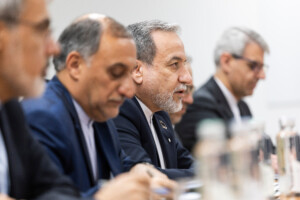 iran araghchi des echanges avec witkoff mais cela ne signifie pas quil y ait des negociations