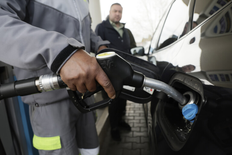 carburants unc les prix augmentent dans toute litalie le diesel depasse 210 e