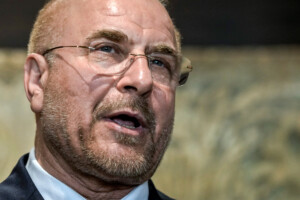 iran ghalibaf se moque des etats unis la guerre passe du changement de regime a la recuperation des pilotes