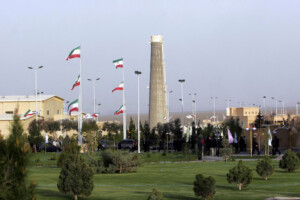 iran teheran raid sur la centrale nucleaire de bushehr un garde tue