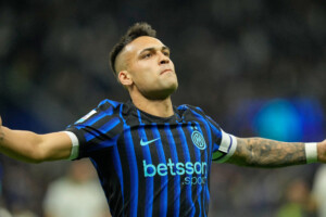 football serie a linter ecrase la roma 5 2 double de lautaro martinez