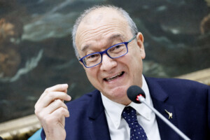 reseaux sociaux valditara proteger les jeunes contre les risques lies a internet le gouvernement travaille sur cette question