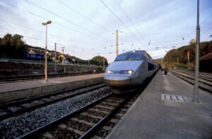 france collision entre un tgv et un camion a un passage a niveau le conducteur du tgv a perdu la vie