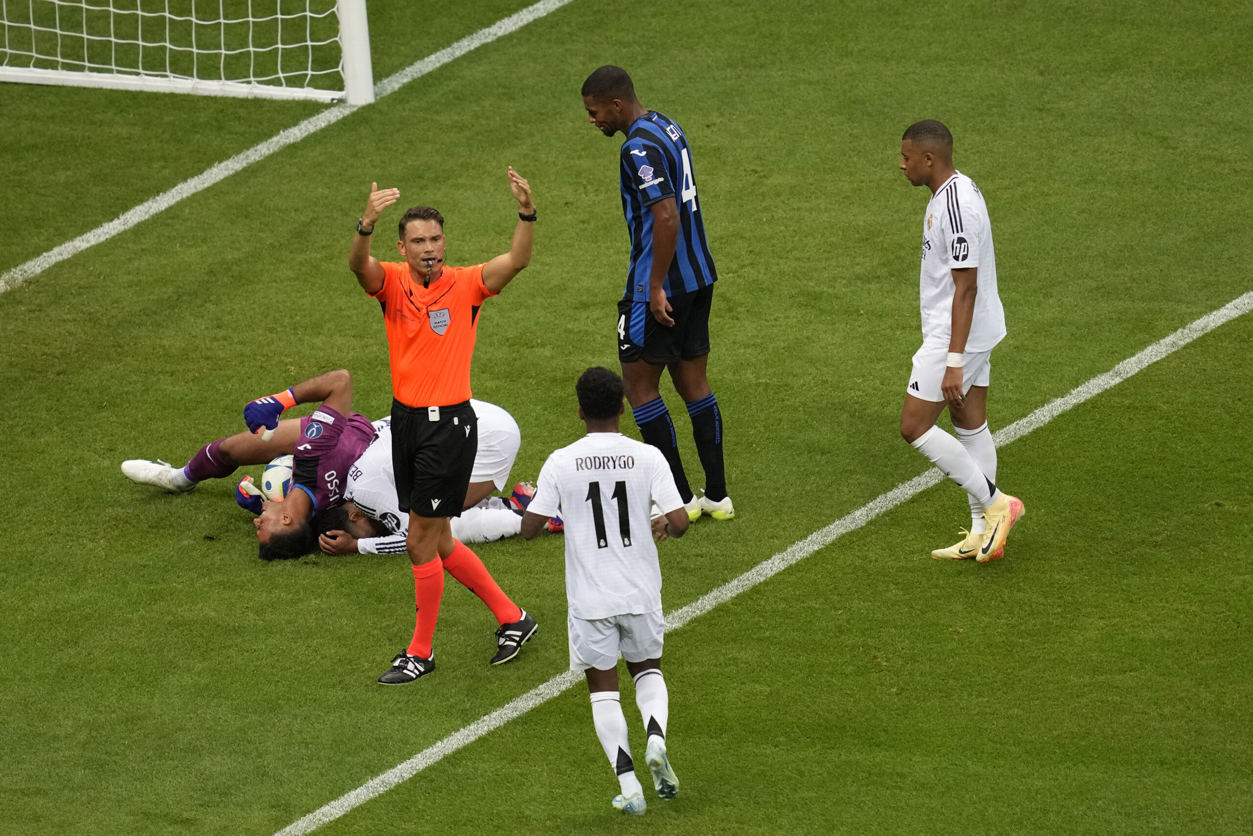 ligue europa le suisse scharer arbitre de bologna aston villa scaled