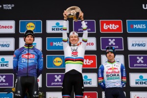 cyclisme des coureurs franchissent des feux rouges lors du tour des flandres pogacar egalement vise par une enquete