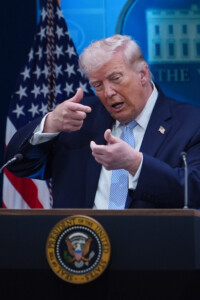 trump des droits de douane de 50 pour ceux qui vendent des armes a teheran