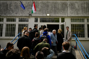 hongrie a 17 h un taux de participation record de 74