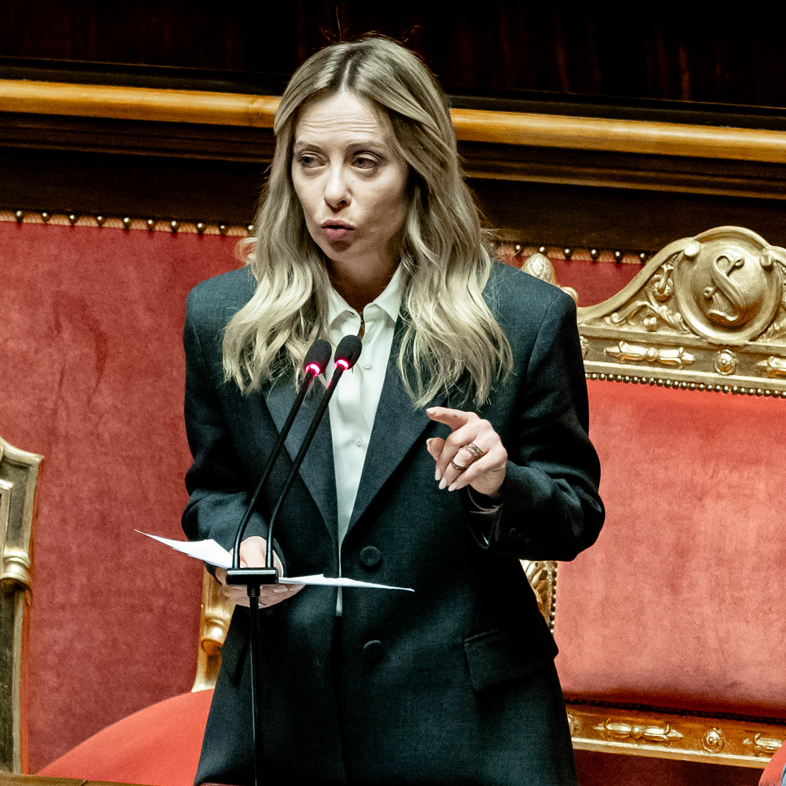 etats unis meloni les paroles de trump envers le pape sont inacceptables