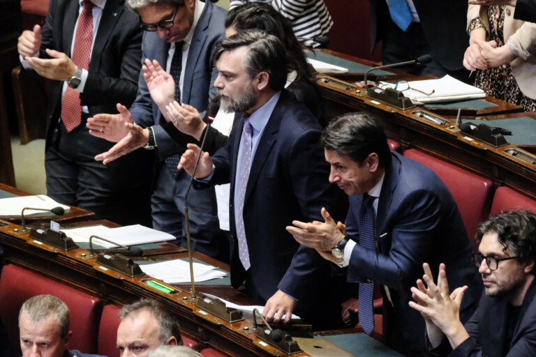 iran m5s solidarite avec les institutions mais meloni est une servante stupide du maitre trump