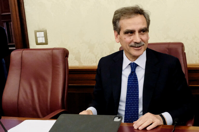 mps lors de lassemblee generale la liste plt avec lovaglio arrive en tete