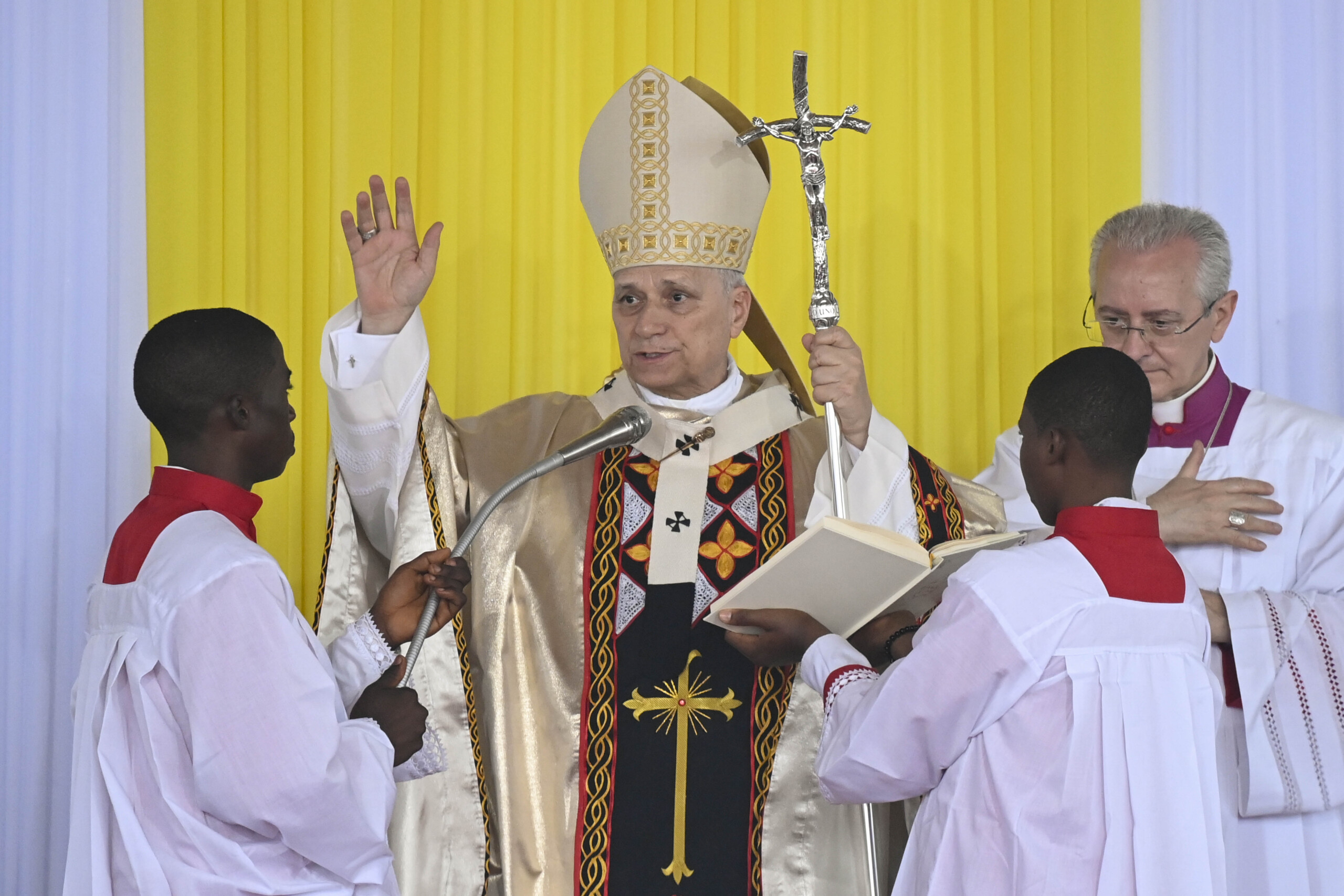 le pape est arrive a douala au cameroun scaled