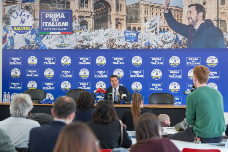 milan coup denvoi du defile des patriotes ouvert par un tracteur et une banderole maitres chez nous