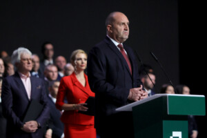 bulgarie sondage a la sortie des urnes radev en passe de lemporter avec 39 des voix