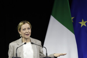 meloni proximite dun officier blesse ne nous intimidez pas